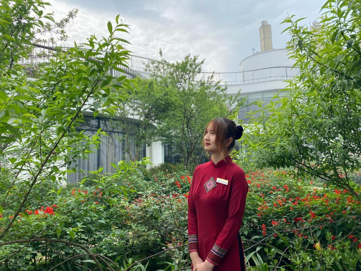 Pao'S Sapa Leisure Hotel מראה חיצוני תמונה A woman wearing a qipao