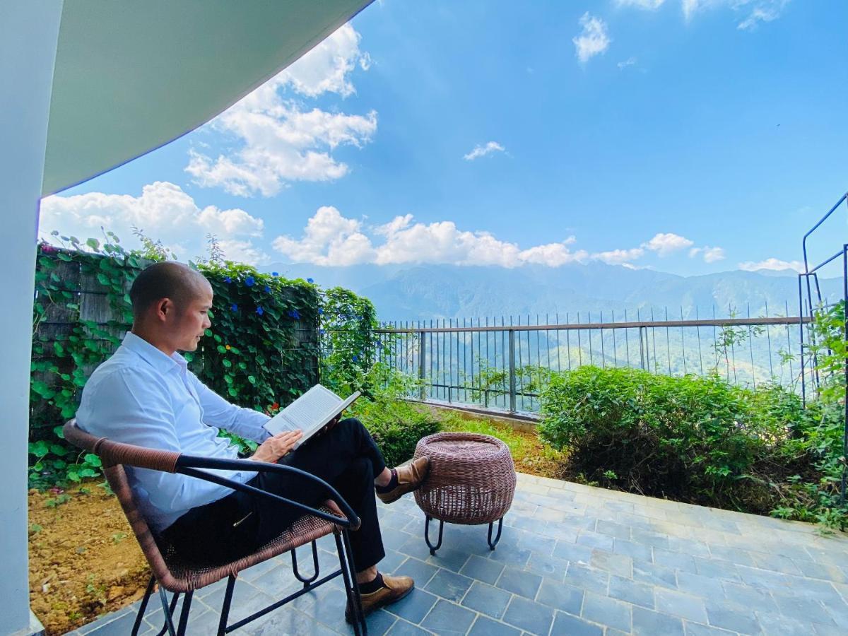 Pao'S Sapa Leisure Hotel מראה חיצוני תמונה A man reading a book on a balcony