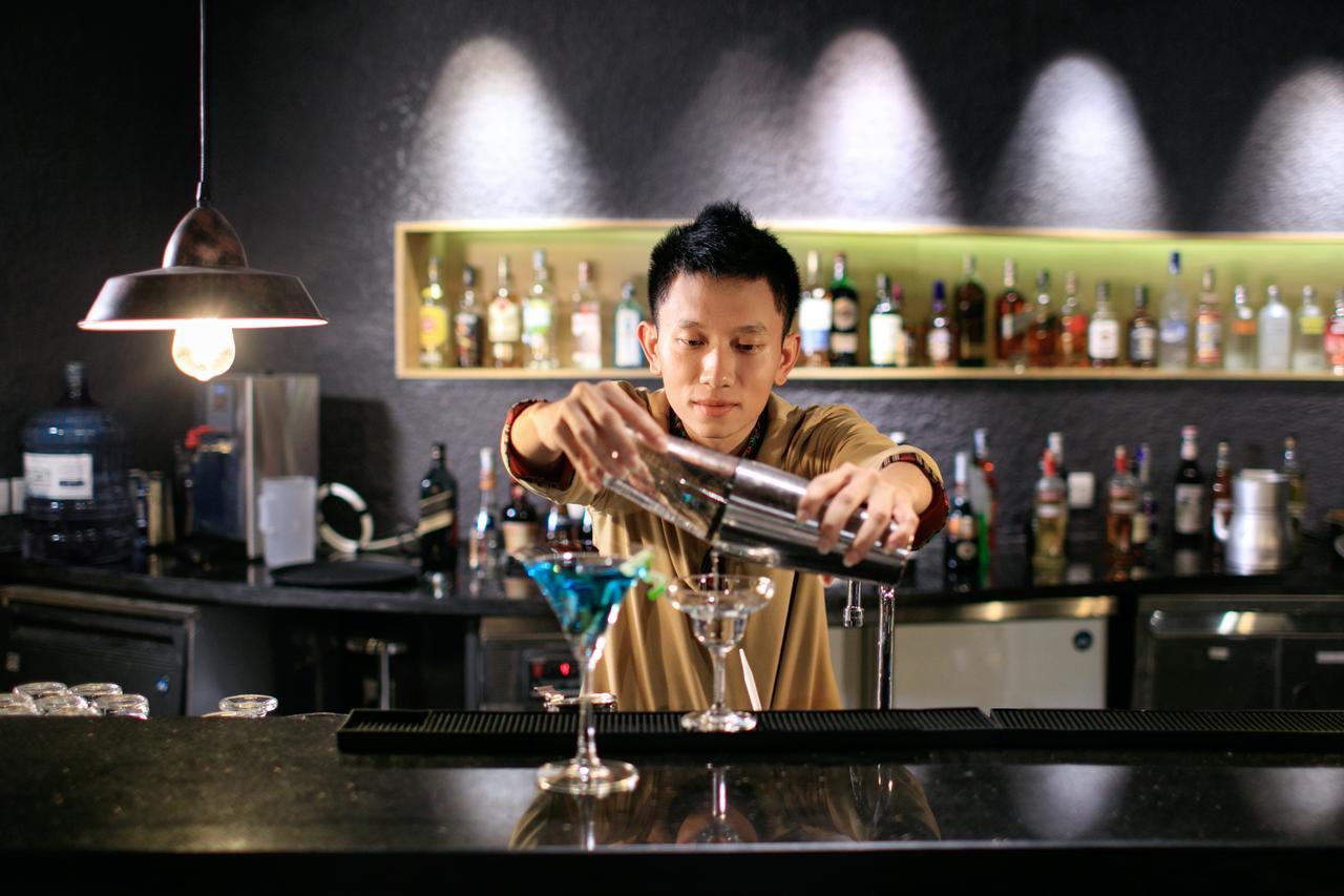 Pao'S Sapa Leisure Hotel מראה חיצוני תמונה A bartender at work